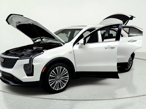 Used 2024 Cadillac XT4 Premium Luxury AWD/4WD image 9
