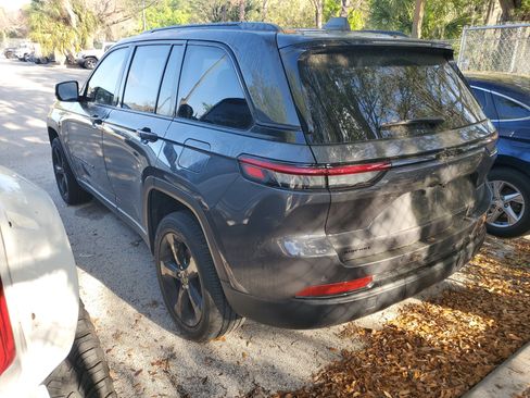 Used 2024 Jeep Grand Cherokee Altitude image 4