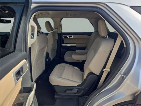 Used 2022 Ford Explorer XLT image 16