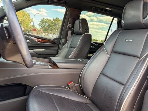 Used 2022 Cadillac Escalade Premium Luxury AWD/4WD image 36
