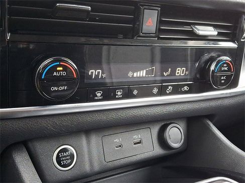 Used 2021 Nissan Rogue SV image 15