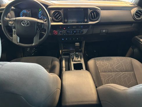 Used 2017 Toyota Tacoma TRD Off-Road w/ Premium & Technology Package AWD/4WD image 27