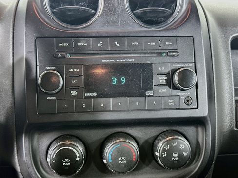 Used 2017 Jeep Patriot Latitude FWD image 18