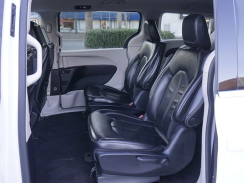 Used 2022 Chrysler Pacifica Touring-L w/ Uconnect Theater Family Group image 25