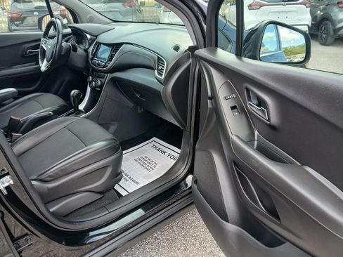Used 2020 Chevrolet Trax LT w/ LT Convenience Package FWD image 10