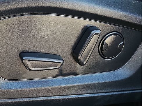 Used 2024 Ford Explorer XLT RWD image 18