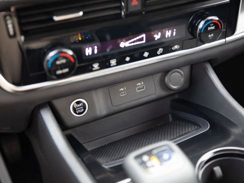 Used 2022 Nissan Rogue SV image 16