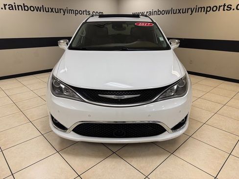 Used 2017 Chrysler Pacifica Limited image 2