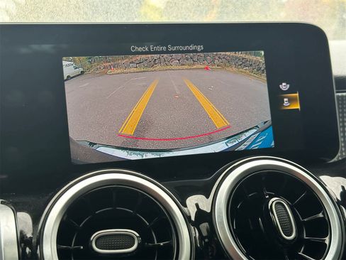 Used 2020 Mercedes-Benz GLB 250 4MATIC w/ Premium Package image 19