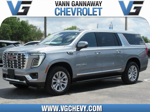Used 2025 GMC Yukon XL Denali AWD/4WD image 1