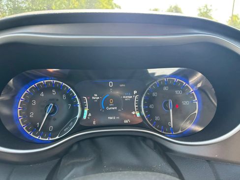 Used 2022 Chrysler Pacifica Touring-L FWD image 27