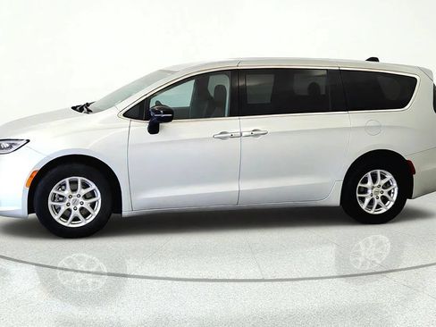 Used 2024 Chrysler Pacifica Touring-L FWD image 3