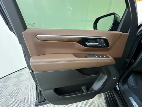 Used 2025 Chevrolet Suburban High Country image 22