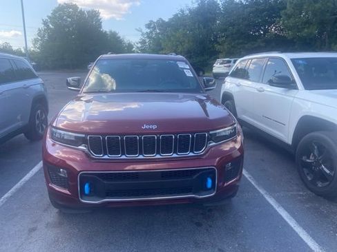 Used 2022 Jeep Grand Cherokee Overland w/ Luxury Tech Group IV AWD/4WD image 2