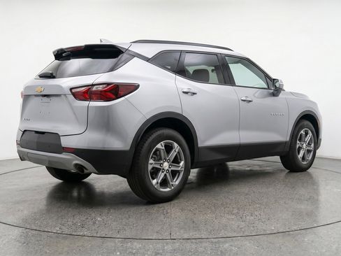 Used 2025 Chevrolet Blazer LT FWD image 9