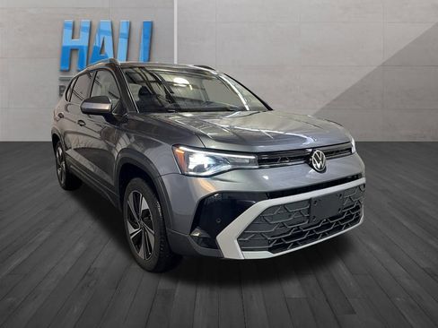 Certified 2025 Volkswagen Taos SE image 8