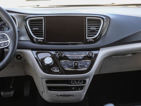 Used 2022 Chrysler Pacifica Touring-L FWD image 12