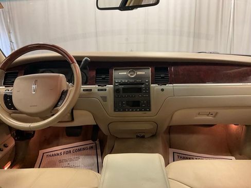 Used 2007 Lincoln Town Car Signature Limited RWD image 4