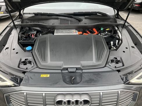 Used 2019 Audi e-tron Prestige w/ Prestige Package image 11