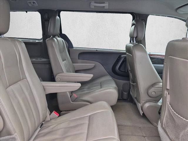 Used 2015 Chrysler Town & Country Touring FWD image 21