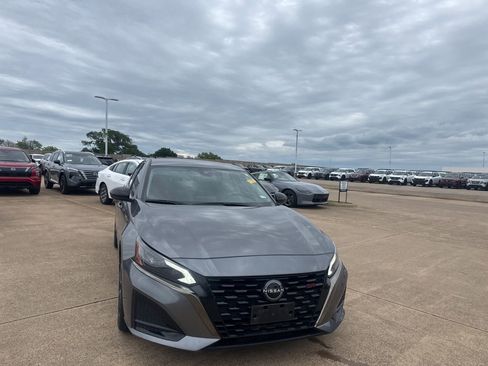 Certified 2024 Nissan Altima 2.5 SR FWD image 3