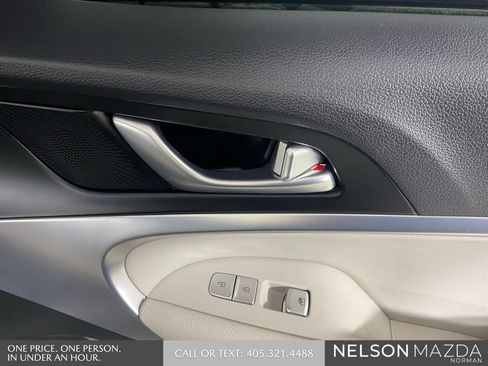 Used 2025 Genesis G70 2.5T RWD image 22