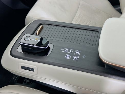 Used 2023 Nissan Ariya AWD image 25