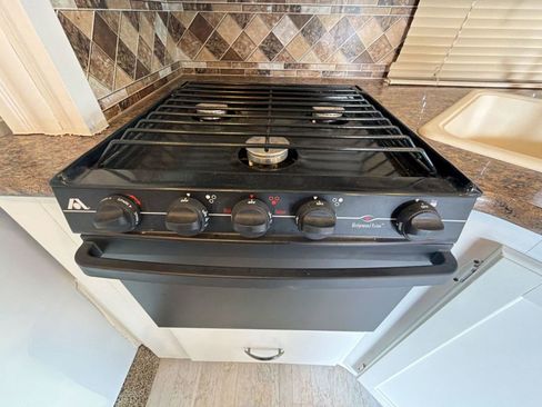 Used 2016 Ford E-450 and Econoline 450 Super Duty w/ Motorhome Prep Package image 18