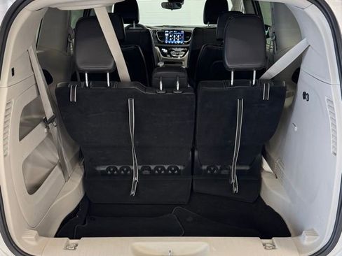 Used 2024 Chrysler Pacifica Touring-L image 6