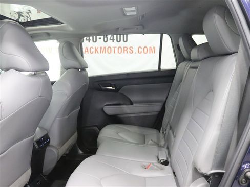 Used 2021 Toyota Highlander XLE AWD/4WD image 17
