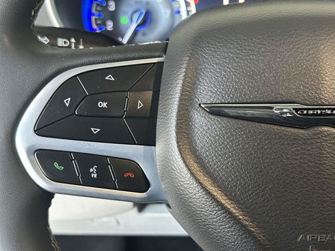 Certified 2024 Chrysler Pacifica Touring-L FWD image 29