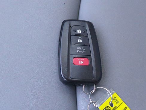 Used 2021 Toyota RAV4 XLE Premium image 28