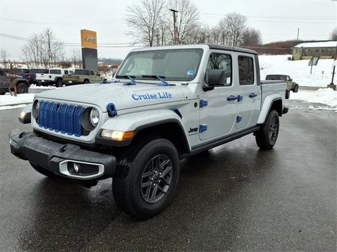 Used 2024 Jeep Gladiator Sport image 8
