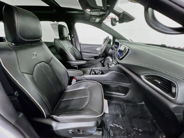 Used 2025 Chrysler Pacifica Limited FWD image 42