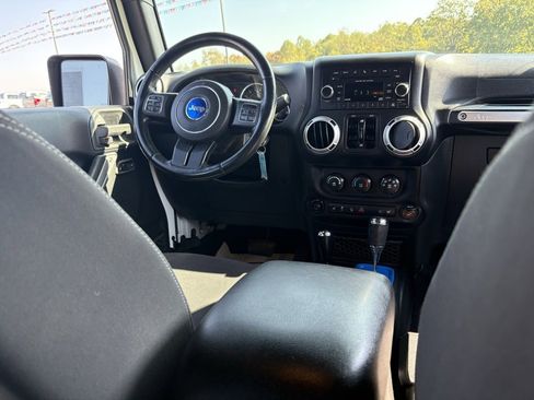 Used 2015 Jeep Wrangler Unlimited Sahara w/ Connectivity Group image 31