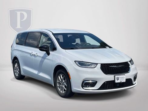Certified 2025 Chrysler Pacifica Select FWD image 1