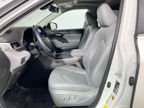 Used 2023 Toyota Highlander XLE image 12