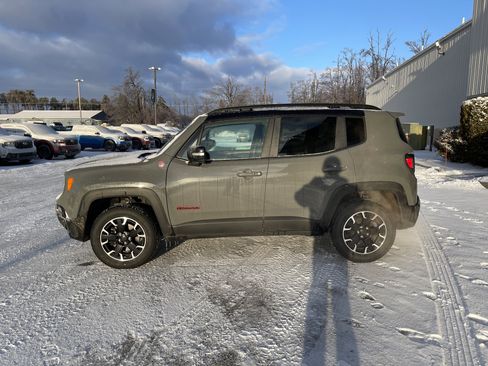 Used 2023 Jeep Renegade Trailhawk w/ Trailer Tow Group image 7