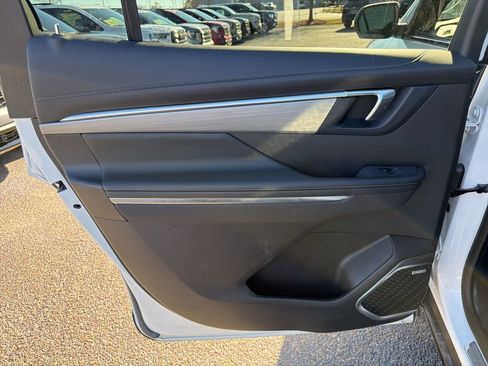 Used 2025 Buick Enclave Preferred image 15