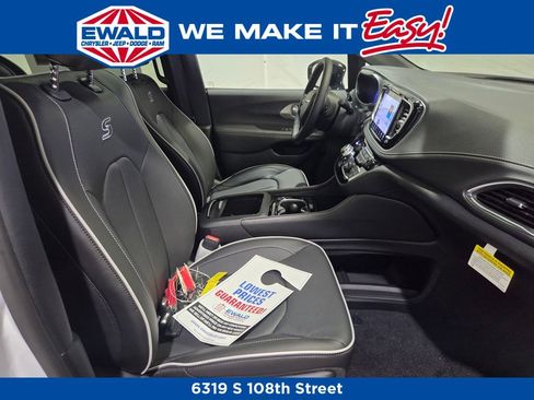 New 2026 Chrysler Pacifica Limited w/ S Appearance Package image 9