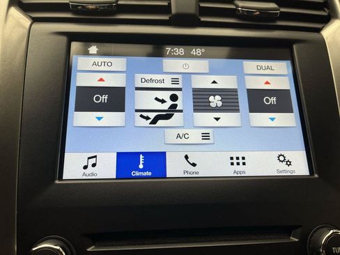 Used 2017 Ford Fusion SE w/ Fusion SE Technology Package FWD image 19