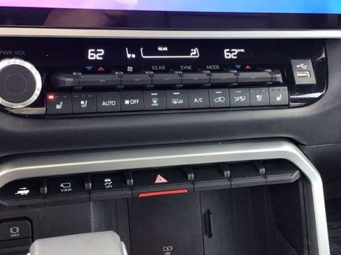 Used 2025 Toyota Sequoia Platinum image 34