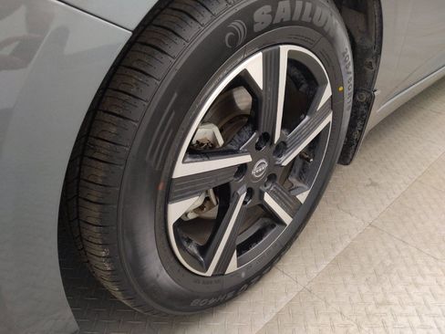 Used 2025 Nissan Sentra SV FWD image 31