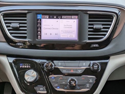 Used 2023 Chrysler Voyager LX image 19