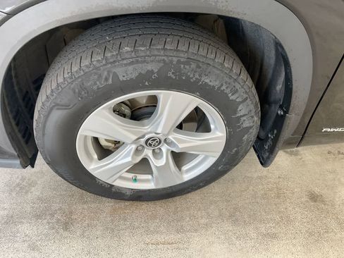 Used 2023 Toyota Highlander LE AWD/4WD image 10