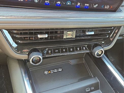 Used 2025 Chevrolet Suburban Z71 AWD/4WD image 31