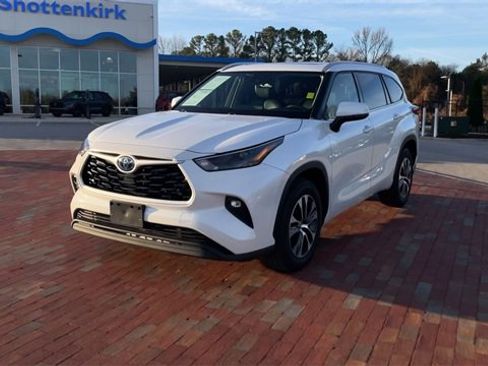 Used 2022 Toyota Highlander XLE image 5