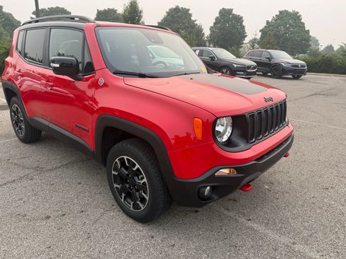 Used 2023 Jeep Renegade Trailhawk w/ Trailhawk Elite Group AWD/4WD image 3