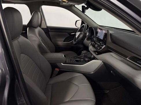 Used 2024 Toyota Highlander XLE image 15