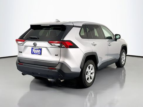 Used 2022 Toyota RAV4 LE image 5